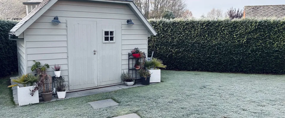 Jardin gelé au petit matin d'hiver, période où le robot est remisé.