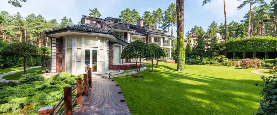 Jardin arboré avec allée et grande pelouse, terrain type des modèles dont les prix sont relevés ici.